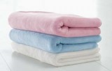 BabyDan-Komfortní deka z oboustranného fleesu bílá