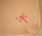 Růžová deka s vážkou