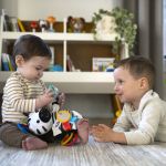 BABY EINSTEIN Hračka aktivní na C kroužku ZEN zebra 0m +