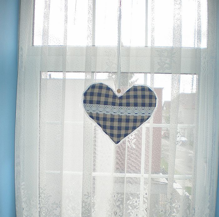 Modrá kostka na režném podkladu- velké srdce do okna MeeMee